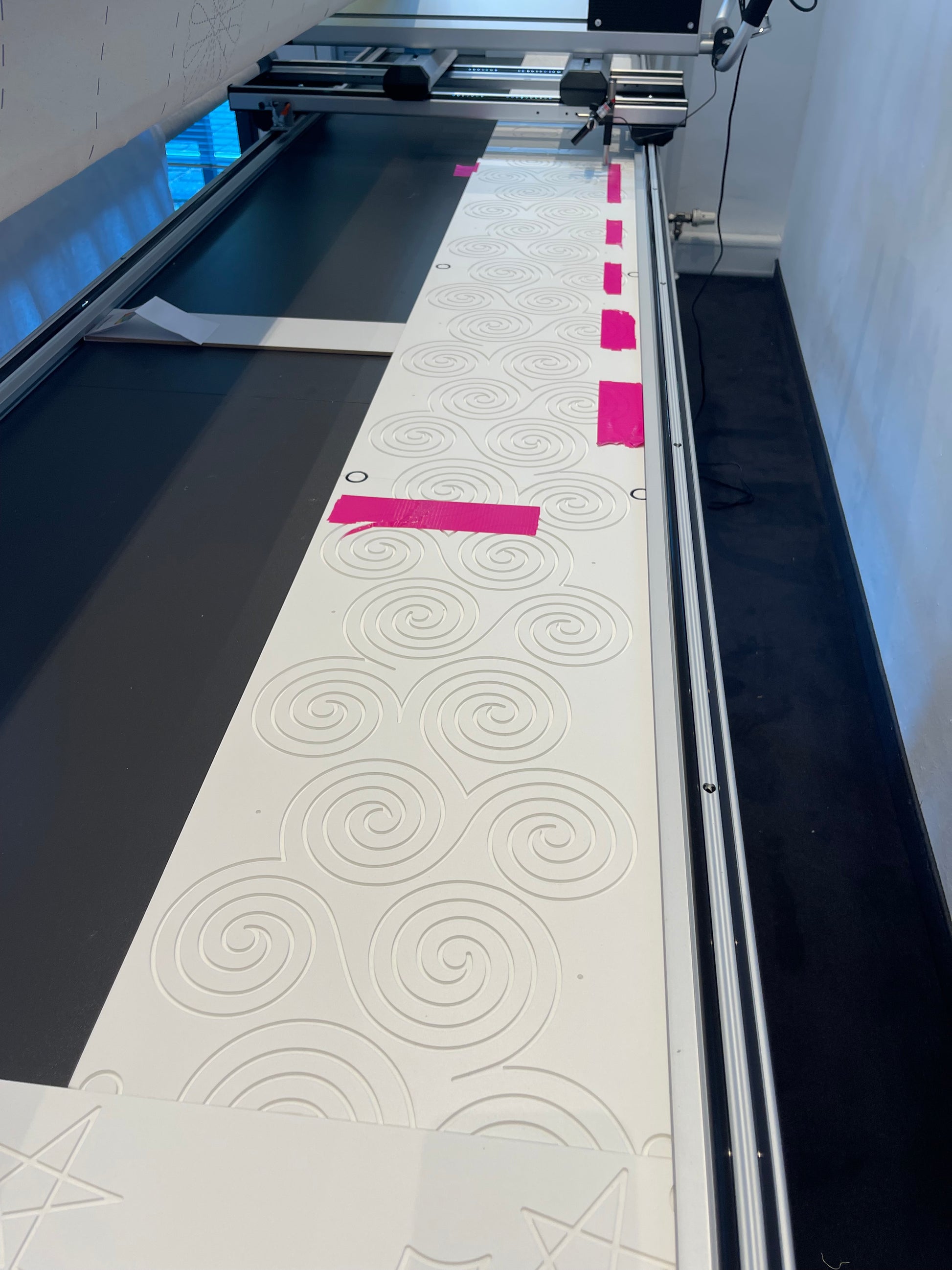 Groovy Boards - man arbeitet mit Schablonen von hinter der Maschine